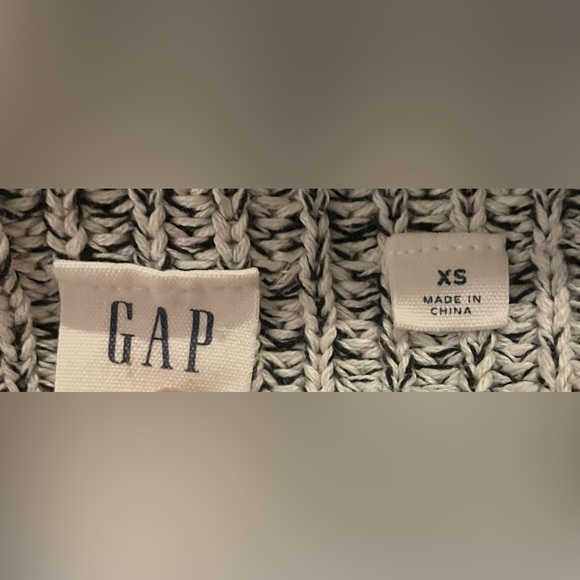 Grey Gap sweater. - Picture 3 of 3